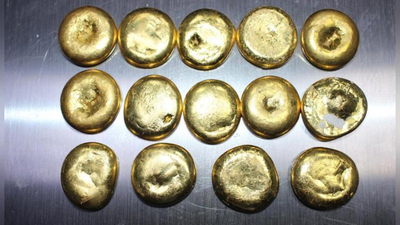'Yarim kilogrammga yaqin quyma tillalarni tanasiga yashirib olib o`tishga uringan shaxs to`xtatib qolindi'ning rasmi