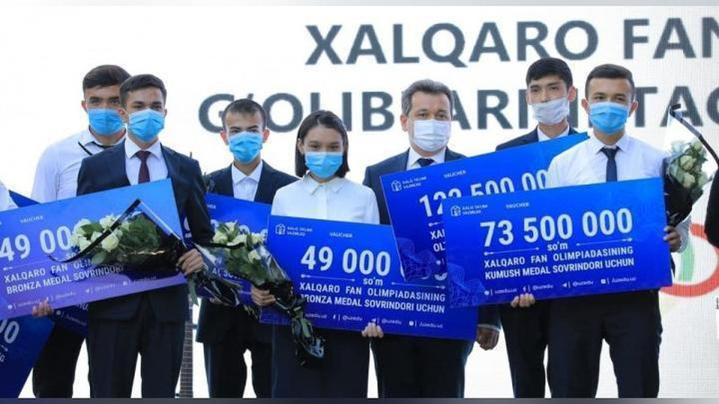 '4 yilda 37 ta medal va 4,1 mlrd so`m pul mukofoti: o`quvchilar xalqaro olimpiadalarda yuqori o`rinlarni egallab kelishmoqda'ning rasmi