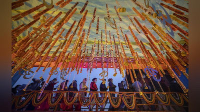 'Непалда ҳиндулар байрами, Сакраментодаги отишма, Словакияга борган украиналик қочқинлар — 1 март суратлари'ning rasmi