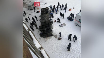 Изрображение 'В России автобус упал на лед реки: 19 человек погибли'