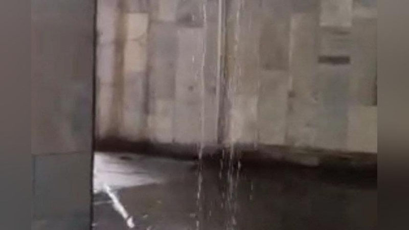 Изрображение 'В Ташкентском метрополитене заявили, что не ответственны за переход, где с потолка льется вода'