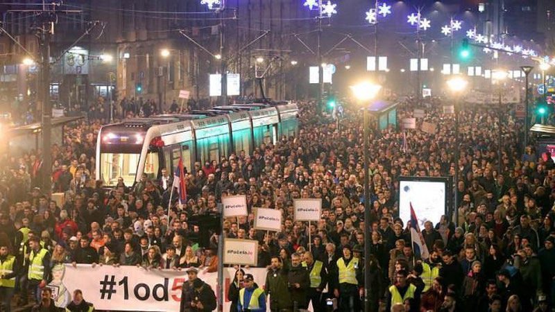 'Serbiyada ham “sariq nimchalilar” namoyishi bo`lib o`tmoqda 'ning rasmi