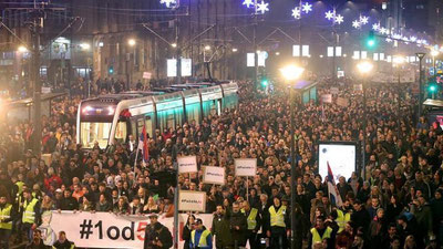 'Serbiyada ham “sariq nimchalilar” namoyishi bo`lib o`tmoqda 'ning rasmi