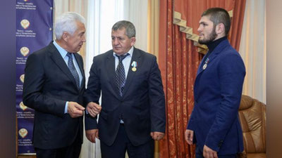 'Nurmagomedov va uning otasi orden bilan mukofotlandi'ning rasmi