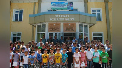 'Jizzax shahrida harbiylar 95 nafar mexribonlik uyi tarbiyalanuvchilariga sovg`alar ulashdi'ning rasmi