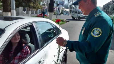 'ЙПХ инспекторлари аёлларни байрам билан қутлади (фото)'ning rasmi