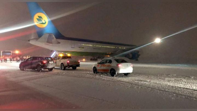 'O`zbekiston havo yo`llari samolyoti yo`lakdan chiqib ketdi  (foto, video)'ning rasmi
