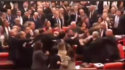 'Deputatlar bir-birini do`pposladi (video)'ning rasmi