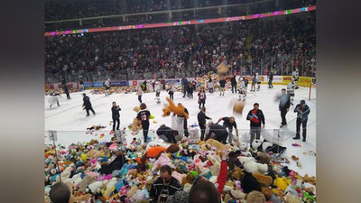 Изрображение 'Хоккейные фанаты установили мировой рекорд, забросав игрушками арену (видео)'