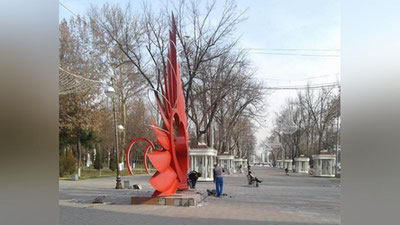 'Toshkent markaziga o`rnatilgan noma`lum installyasiya buzib tashlanmoqda'ning rasmi