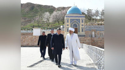 'Prezident yangi qiyofa kasb etgan "Chashma" tarixiy majmuasida bo`lib, ziyolilar bilan suhbatlashdi (Fotoreportaj)'ning rasmi