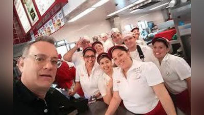 'Tom Xenks tamaddixona mijozlarini burger bilan siyladi 'ning rasmi