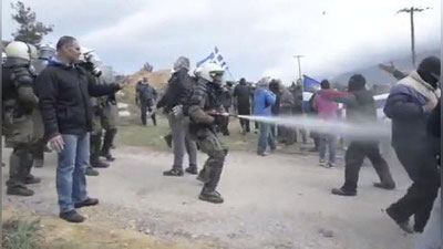 Изрображение 'На границе Греции и Македонии скопились пять тысяч беженцев'