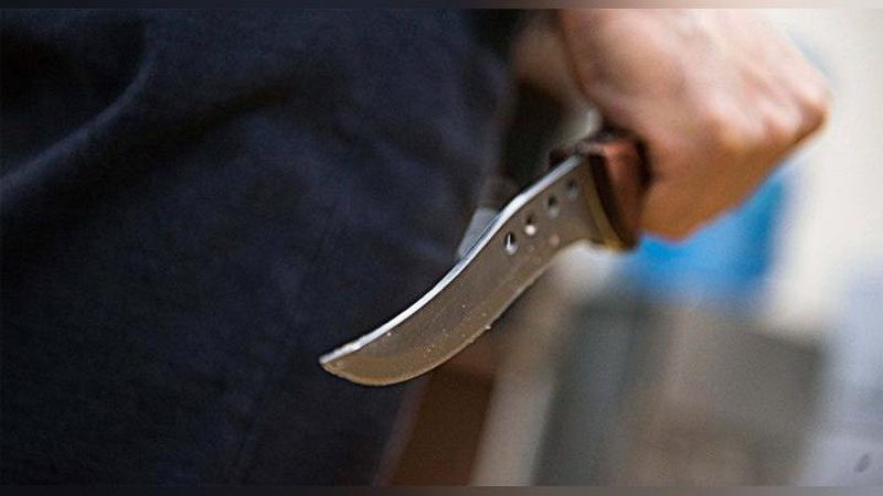 Изрображение 'В Паркенте ранее судимый мужчина едва не зарезал сожительницу и знакомого'