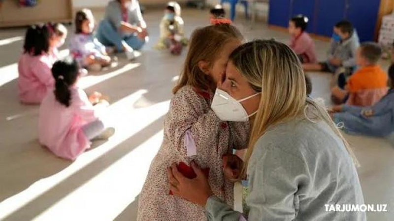 'Тадқиқот: Одамлар гавжум бўлган жойларда паст овозда гапириш коронавирус тарқалишининг олдини олиши мумкин'ning rasmi