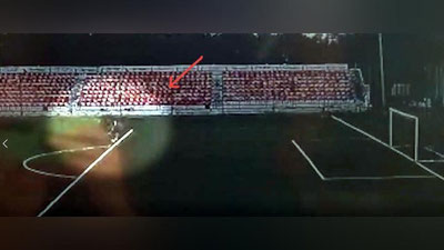 Изрображение 'Момент удара молнии в российского футболиста: видео'