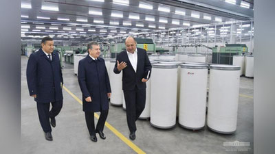 'Shavkat Mirziyoev zamonaviy yigiruv korxonasini ko`zdan kechirdi'ning rasmi