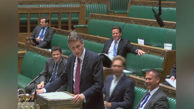 Изрображение 'РЕЧЬ БРИТАНСКОГО МИНИСТРА ОБОРОНЫ ПРЕРВАЛ ГОЛОСОВОЙ ПОМОЩНИК SIRI (ВИДЕО)'