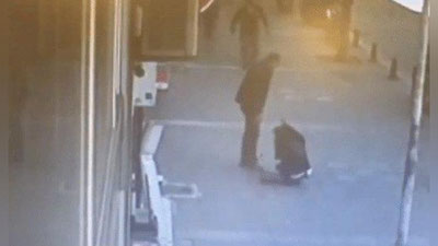 'Turkiyada o`tkinchi yigit xotinini urayotgan erkakni “kalla qo`yib” yiqitdi (Video)'ning rasmi