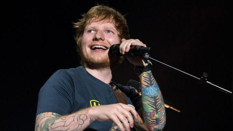 'Ed Shiran “Yulduzlar jangi”da suratga suratga tushmoqda 'ning rasmi