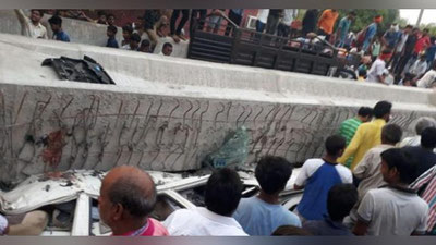'Hindistonda qulab tushgan estakada 16 kishining umriga zomin bo`ldi (Video)'ning rasmi