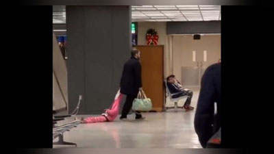 Изрображение 'ТРУДНЫЙ РЕБЕНОК В ВИДЕ БАГАЖА: ВИДЕО, РАССМЕШИВШЕЕ СЕТЬ'