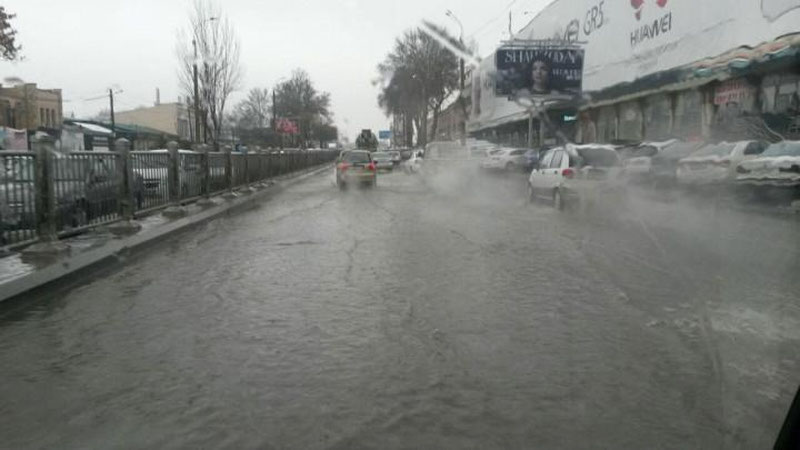Изрображение 'ДОЖДЬ ПРЕВРАТИЛ В КАНАЛЫ НЕКОТОРЫЕ ДОРОГИ ТАШКЕНТА (ФОТО)'