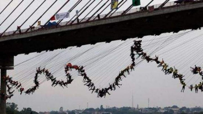 Изрображение 'БРАЗИЛЬСКИЕ ЭКСТРЕМАЛЫ УСТАНОВИЛИ ЗРЕЛИЩНЫЙ РЕКОРД (ВИДЕО)'