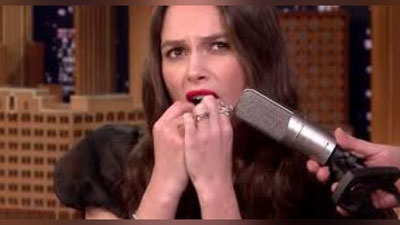 'Kira Naytli tishlarida kuy chalib berdi (Video) 'ning rasmi