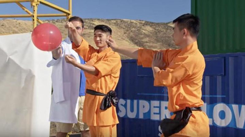 Изрображение 'ШАОЛИНЬСКИЙ МОНАХ ПРОБИЛ СТЕКЛО ИГОЛКОЙ (ВИДЕО)'