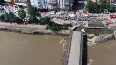 Изрображение 'Момент обрушения моста с пешеходами в Турции попал на видео'