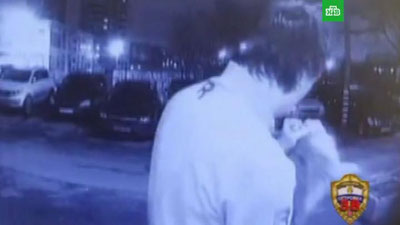 'Москвада маймунни ўғирлаб, сўнг ўлдирган эркакни кузатув камералари видеога олди (Видео)'ning rasmi