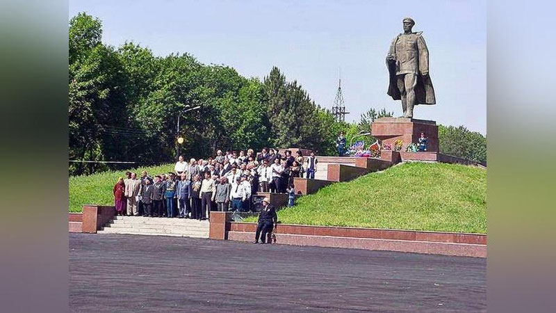 Изрображение 'ПАМЯТНИК САБИРУ РАХИМОВУ ВЕРНУТ НА ПРЕЖНЕЕ МЕСТО'