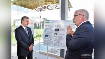 'Shavkat Mirziyoyev shisha idishlar ishlab chiqarish texnologik jarayonni ko`zdan kechirdi 'ning rasmi