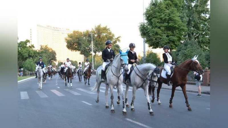 Изрображение 'ФОТО: КОННЫЙ ПАРАД В ЦЕНТРЕ ТАШКЕНТА'