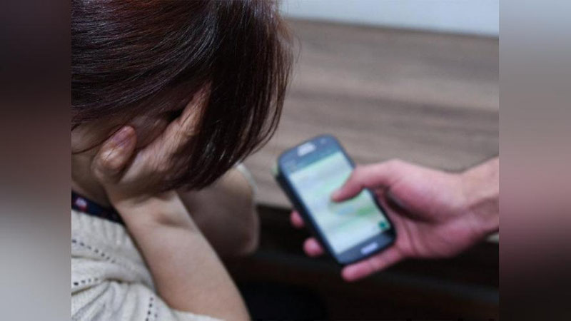 'Surxondaryolik yigit 40 yoshli ayolning "videolari"ni Rossiyada ishlab yurgan eriga yuborish bilan qo`rqitib, 500 AQSh dollari talab qildi'ning rasmi