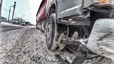 '"Qamchiq" dovonida yuk avtomobili ag`darilib, yo`lni berkitib qo`ydi(video)'ning rasmi