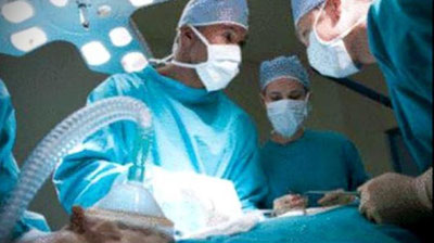 Изрображение 'Девочка случайно воткнула себе в сердце иглу'