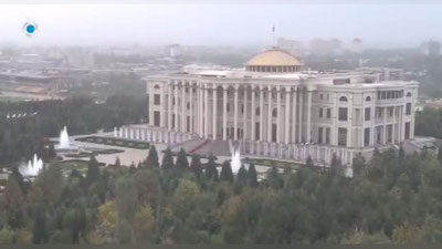 Изрображение 'Видео: Президент Таджикистана и премьер Узбекистана поздоровались локтями'