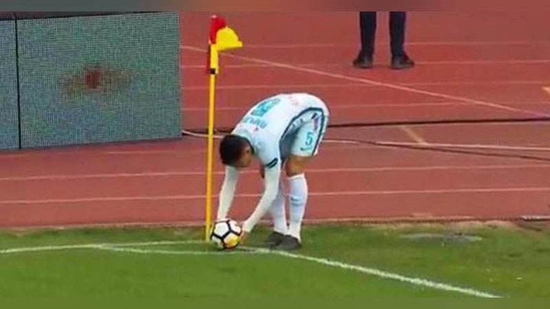 'Футболчи бурчак тўпи орқали ақл бовар қилмас гол урди (Видео)'ning rasmi