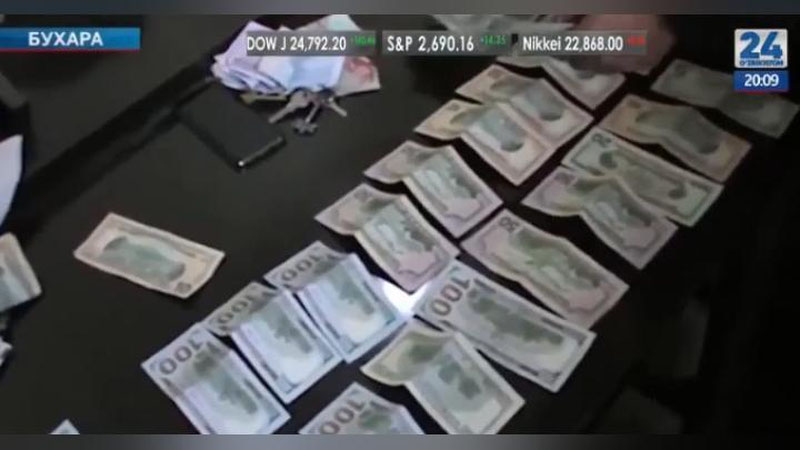Изрображение 'В БУХАРЕ ПРЕСЕКЛИ ФАКТ НЕЗАКОННОЙ ПРОДАЖИ ДОЛЛАРОВ (ВИДЕО)'