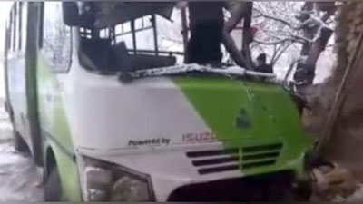 'Toshkentda «ISUZU» rusumidagi avtobus ag`darilib ketdi. Bir qancha yo`lovchi jarohat oldi'ning rasmi