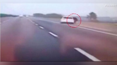 'Хитойлик аёл юриб кетаётган машинадан сакраб, омон қолди (Видео)'ning rasmi