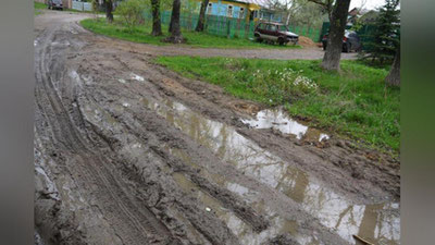 'Kuyov to`yda kelinni loyga irg`itdi 'ning rasmi