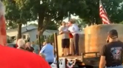 Изрображение 'Неизвестный напал с ножом на кандидата на пост губернатора штата Нью-Йорк (видео)'