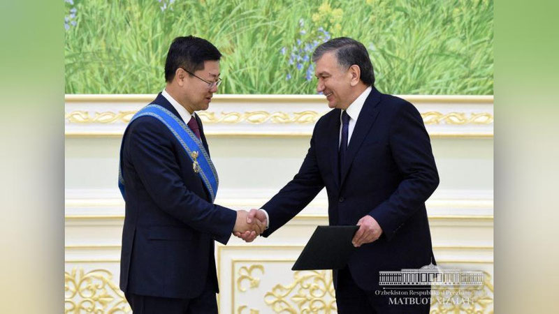 'Шавкат Мирзиёев Хитой элчисини «Дўстлик» ордени билан тақдирлади'ning rasmi