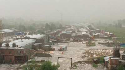 '​Омск кучли шамолдан кейин сувга ғарқ бўлди'ning rasmi