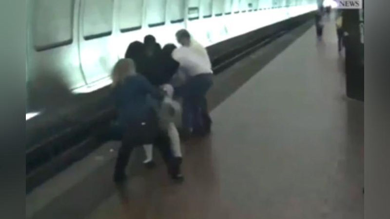 Изрображение 'СПАСЕНИЕ УПАВШЕГО ПОД ПОЕЗД НЕЗРЯЧЕГО МУЖЧИНЫ ПОПАЛО НА ВИДЕО'