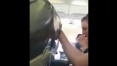 Изрображение 'Видео: 10 человек госпитализированы после попадания в зону турбулентности'