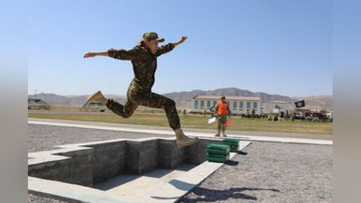 'Harbiy-tibbiy estafeta: Ayollar o`rtasida to`siqli yo`lakdan o`tish mashqi bo`lib o`tdi'ning rasmi